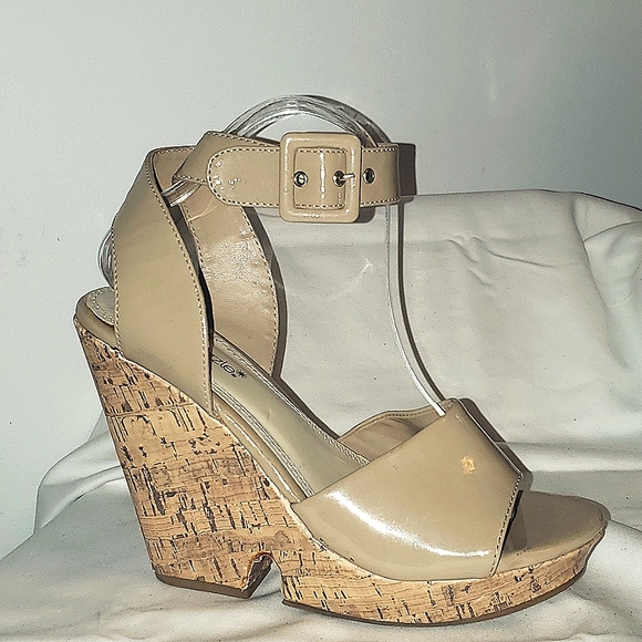 Shoe Dazzle Wedge Ankle Strap - Picture 3 of 8